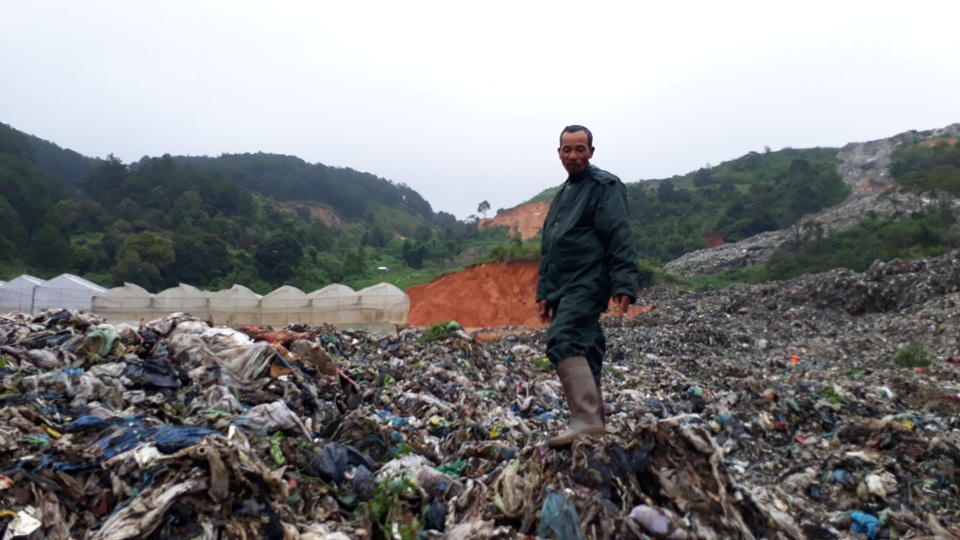Mưa lũ kéo hàng ngàn tấn rác đổ ụp xuống thung lũng hoa màu - 1 Mưa lũ kéo hàng ngàn tấn rác đổ ụp xuống thung lũng hoa màu - 1