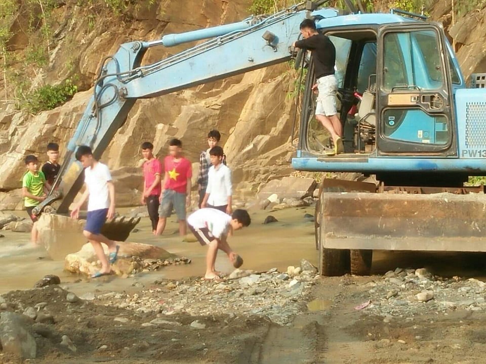 Lũ rút, dân đi cả trăm cây số tìm nước sạch - 1 Lũ rút, dân đi cả trăm cây số tìm nước sạch - 1