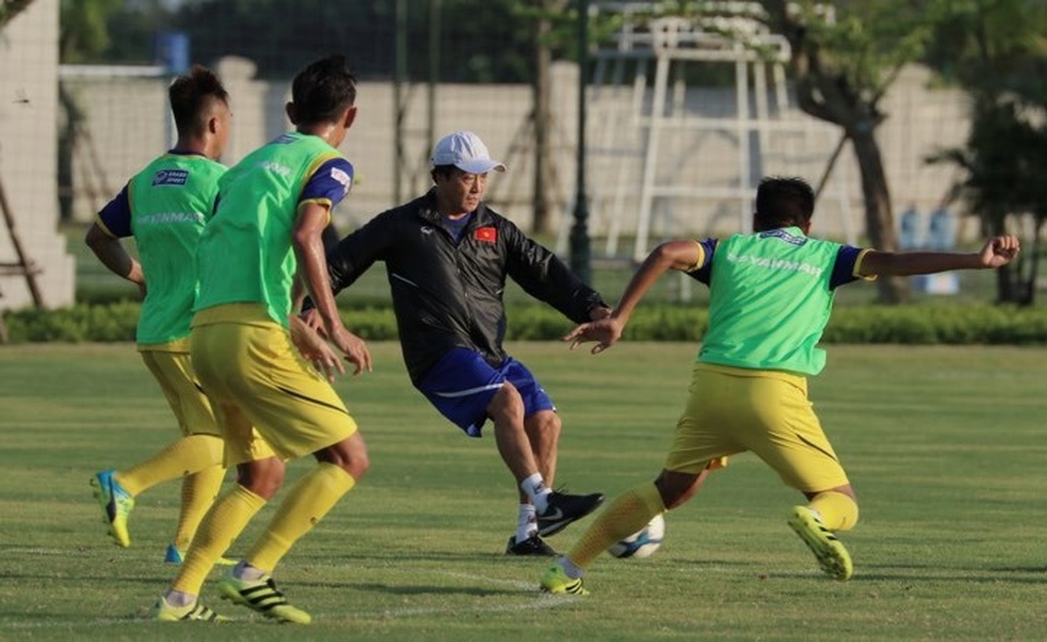 U22 Việt Nam luyện công dưới cái nắng 40 độ chờ đấu Kitchee - 1
