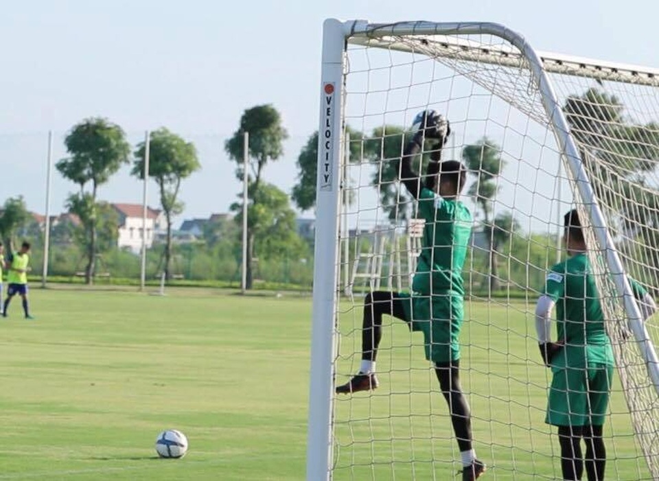 U22 Việt Nam luyện công dưới cái nắng 40 độ chờ đấu Kitchee - 2