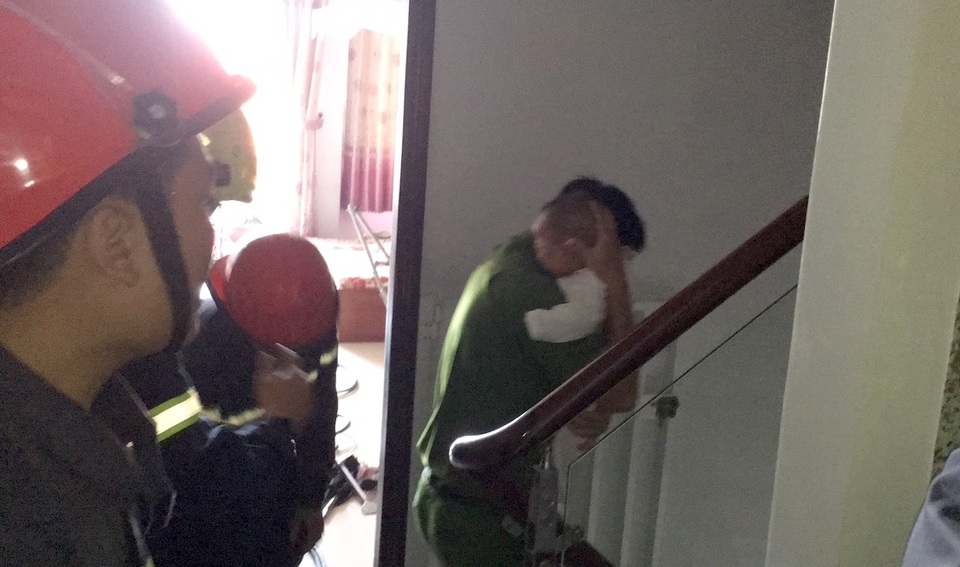 Bé 8 tháng tuổi cùng bà nội mắc kẹt trong thang máy ở Sài Gòn - 1 Bé 8 tháng tuổi cùng bà nội mắc kẹt trong thang máy ở Sài Gòn - 1