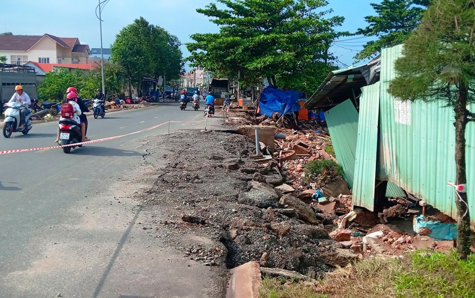 Lũ tàn phá nhiều tuyến đường, ổ voi ổ gà chực chờ bẫy người - 7 Lũ tàn phá nhiều tuyến đường, ổ voi ổ gà chực chờ bẫy người - 7