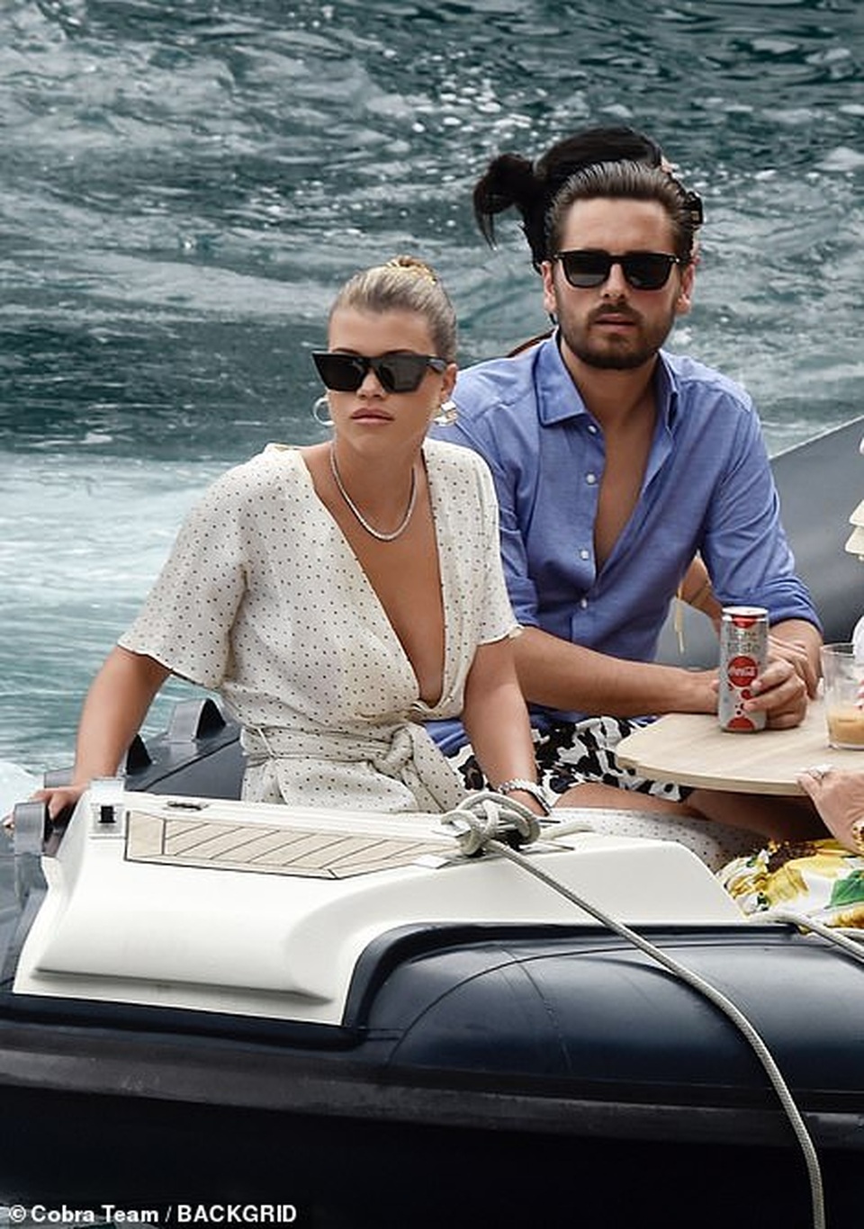 Mặc áo xẻ sâu, Sofia Richie bị lộ miếng dán ngực - 3 Mặc áo xẻ sâu, Sofia Richie bị lộ miếng dán ngực - 3