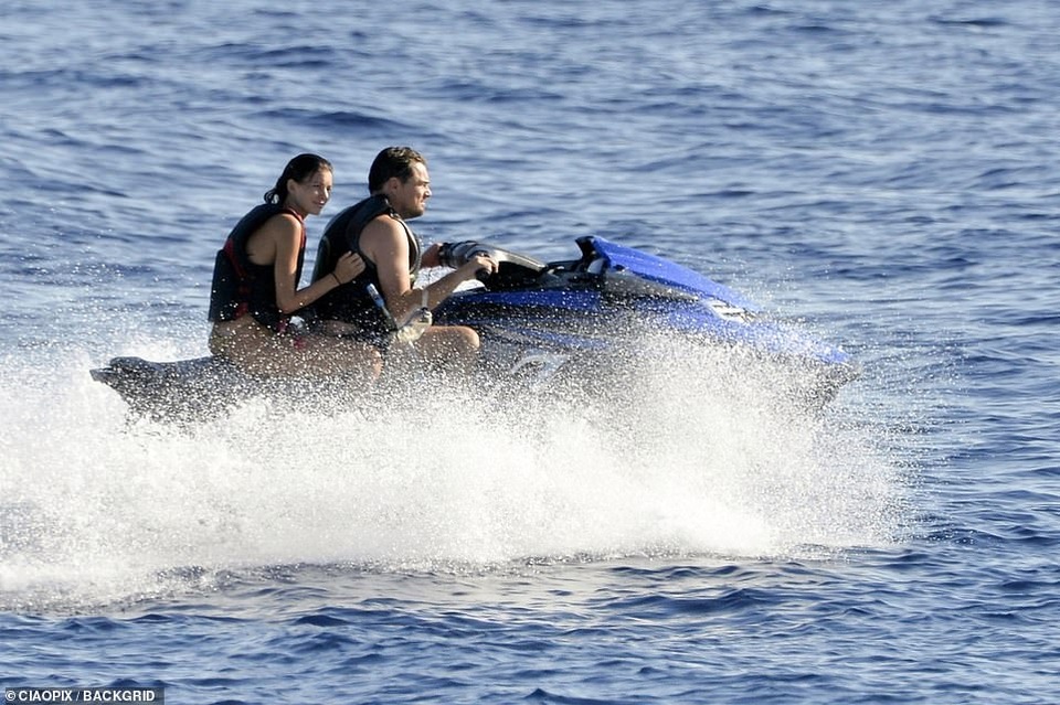 Leonardo DiCaprio hạnh phúc bên bạn gái trẻ - 9 Leonardo DiCaprio hạnh phúc bên bạn gái trẻ - 9