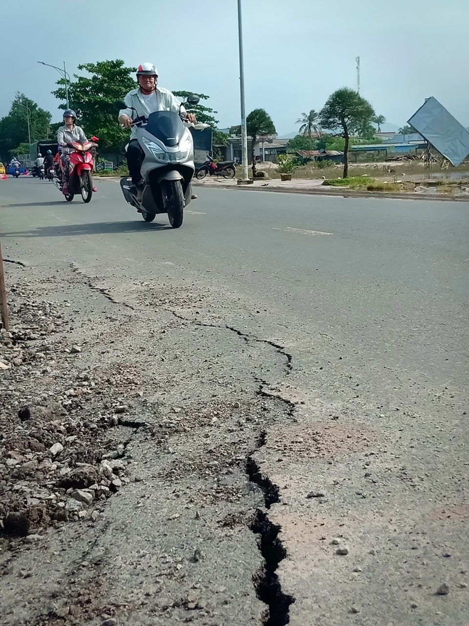 Lũ tàn phá nhiều tuyến đường, ổ voi ổ gà chực chờ bẫy người - 8 Lũ tàn phá nhiều tuyến đường, ổ voi ổ gà chực chờ bẫy người - 8