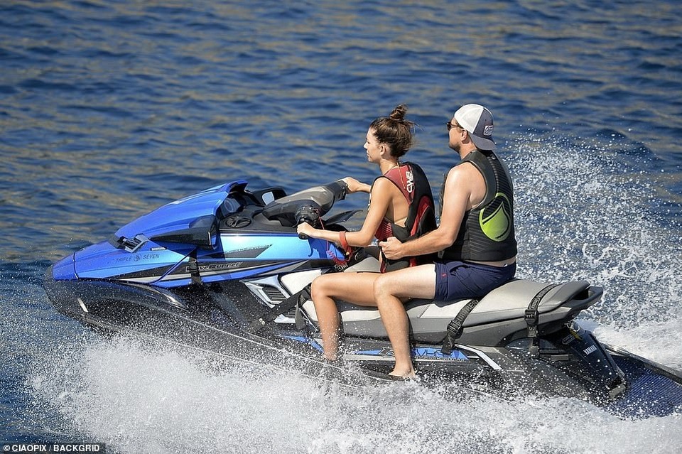 Leonardo DiCaprio hạnh phúc bên bạn gái trẻ - 4 Leonardo DiCaprio hạnh phúc bên bạn gái trẻ - 4