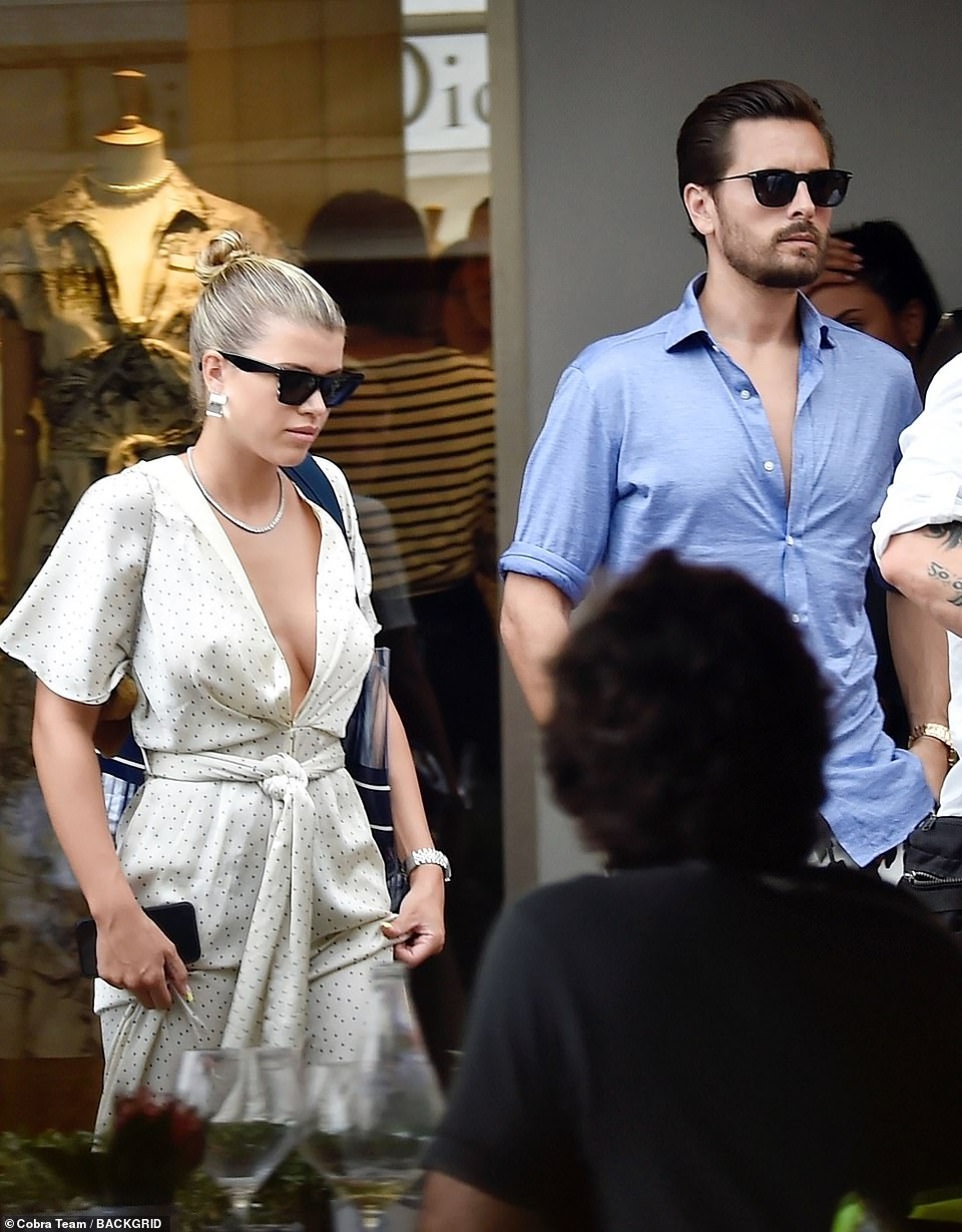 Mặc áo xẻ sâu, Sofia Richie bị lộ miếng dán ngực - 7 Mặc áo xẻ sâu, Sofia Richie bị lộ miếng dán ngực - 7