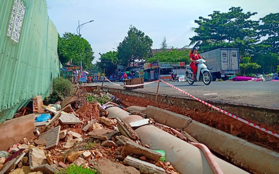 Lũ tàn phá nhiều tuyến đường, ổ voi ổ gà chực chờ bẫy người - 9 Lũ tàn phá nhiều tuyến đường, ổ voi ổ gà chực chờ bẫy người - 9