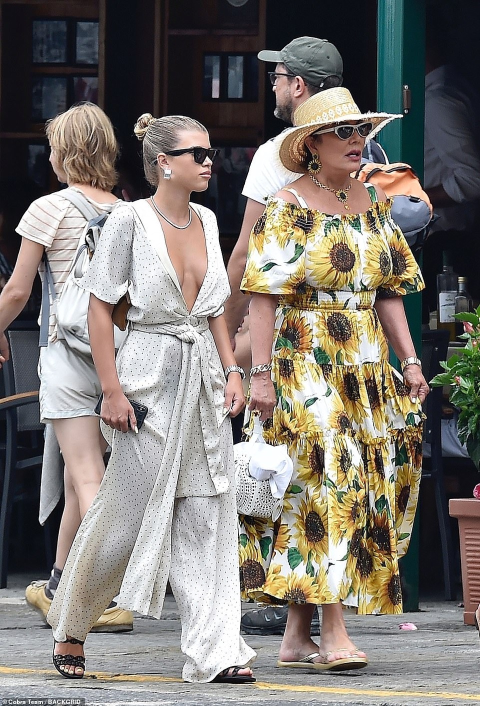 Mặc áo xẻ sâu, Sofia Richie bị lộ miếng dán ngực - 6 Mặc áo xẻ sâu, Sofia Richie bị lộ miếng dán ngực - 6