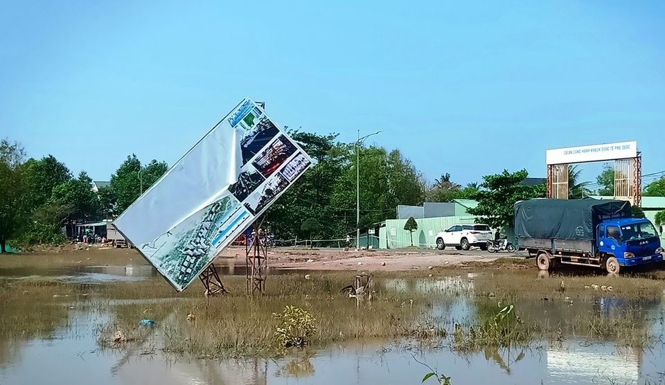 Lũ tàn phá nhiều tuyến đường, ổ voi ổ gà chực chờ bẫy người - 12 Lũ tàn phá nhiều tuyến đường, ổ voi ổ gà chực chờ bẫy người - 12