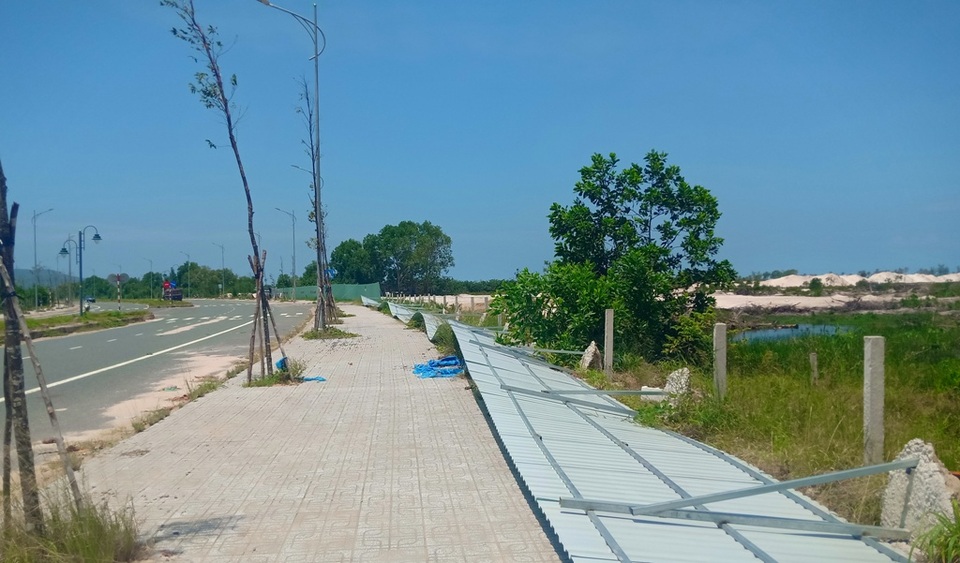 Lũ tàn phá nhiều tuyến đường, ổ voi ổ gà chực chờ bẫy người - 13 Lũ tàn phá nhiều tuyến đường, ổ voi ổ gà chực chờ bẫy người - 13