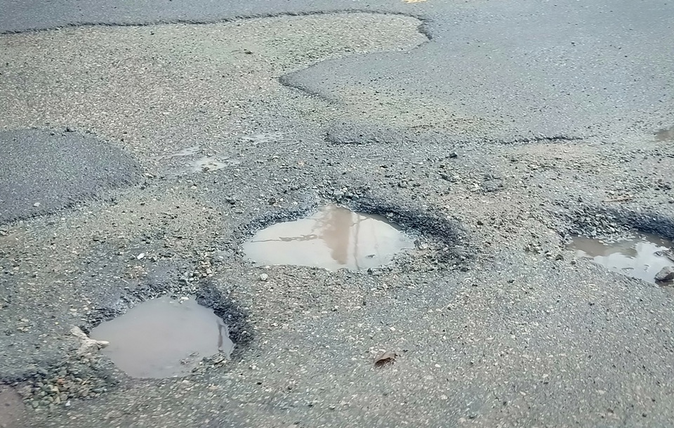 Lũ tàn phá nhiều tuyến đường, ổ voi ổ gà chực chờ bẫy người - 2 Lũ tàn phá nhiều tuyến đường, ổ voi ổ gà chực chờ bẫy người - 2