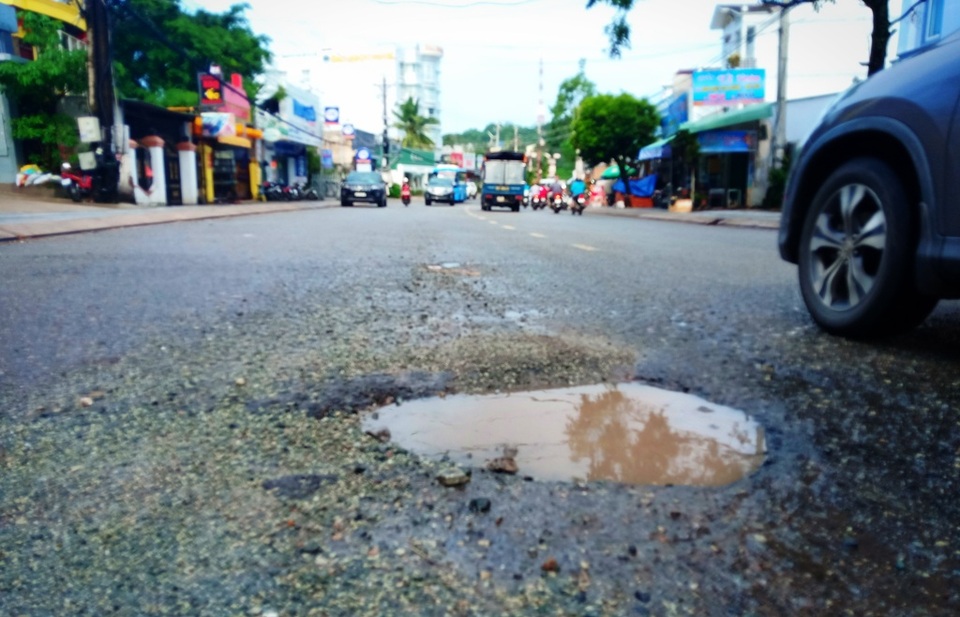 Lũ tàn phá nhiều tuyến đường, ổ voi ổ gà chực chờ bẫy người - 3 Lũ tàn phá nhiều tuyến đường, ổ voi ổ gà chực chờ bẫy người - 3