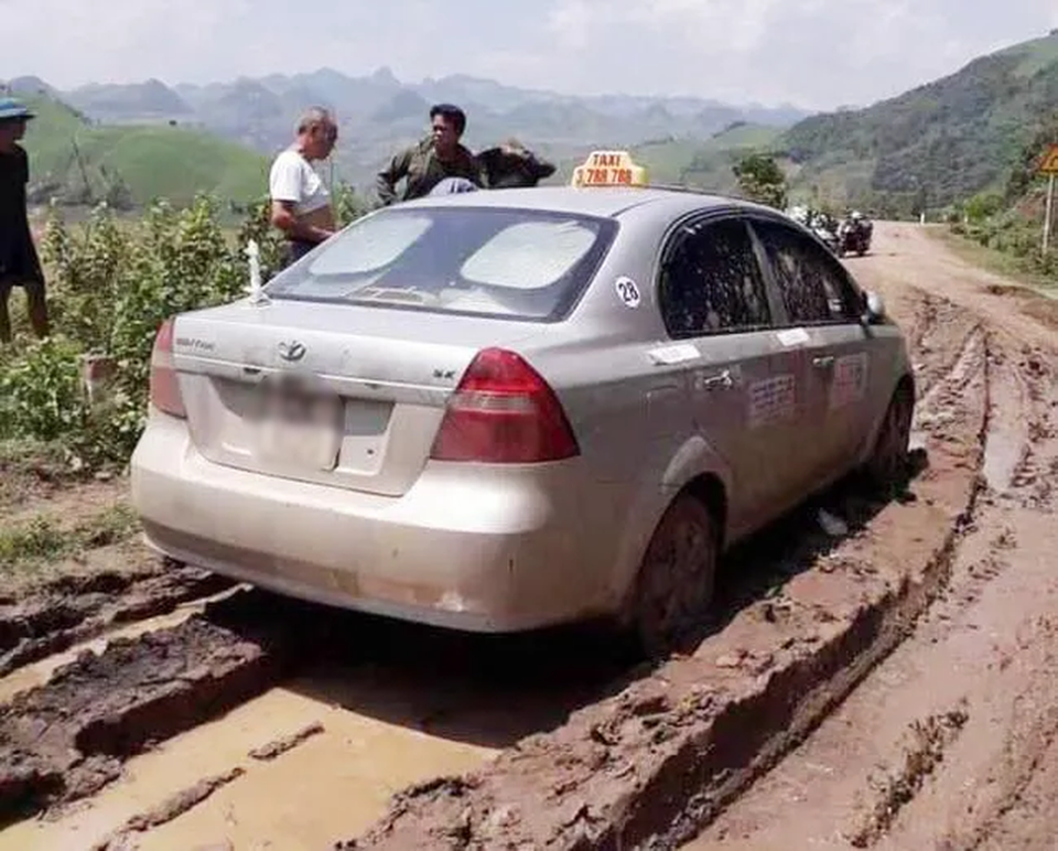 Trưởng công an xã kể lại thời điểm bắt giữ 3 người nước ngoài nghi giết lái xe taxi - 2 Trưởng công an xã kể lại thời điểm bắt giữ 3 người nước ngoài nghi giết lái xe taxi - 2