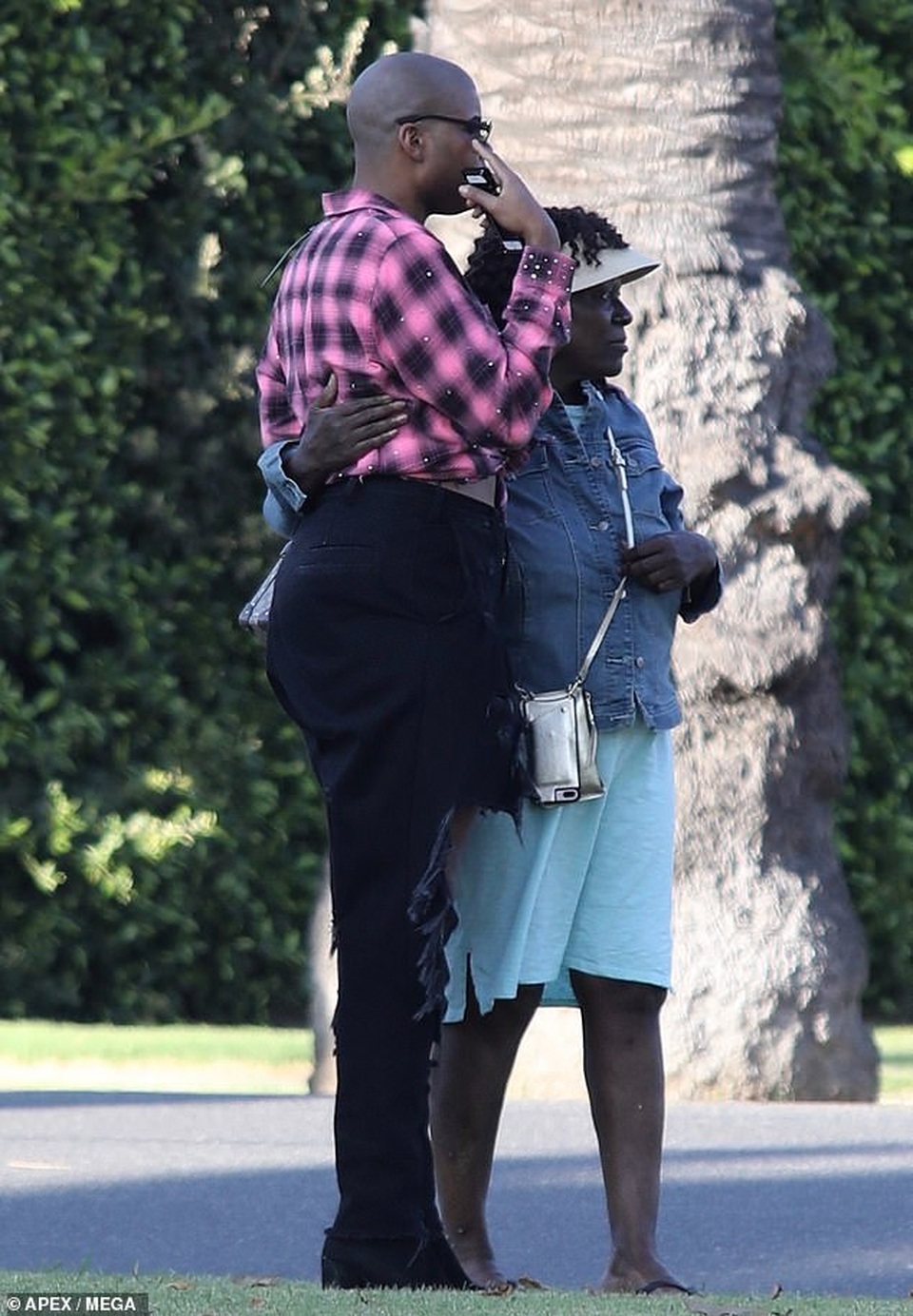 Ngôi sao đồng tính EJ Johnson lo lắng khi gặp tai nạn xe hơi - 3