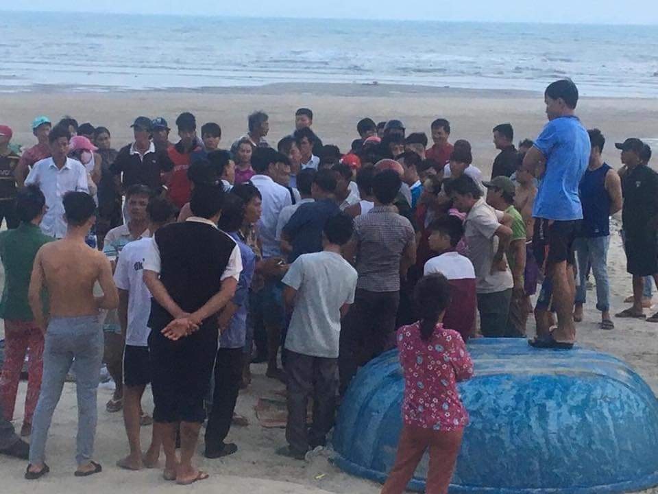 Vụ sóng biển cuốn trôi 11 người: Tìm thấy thi thể 2 du khách - 1 Vụ sóng biển cuốn trôi 11 người: Tìm thấy thi thể 2 du khách - 1