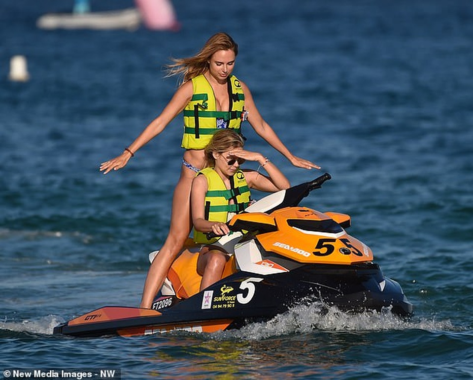 Kimberley Garner cuốn hút từng centimet - 9