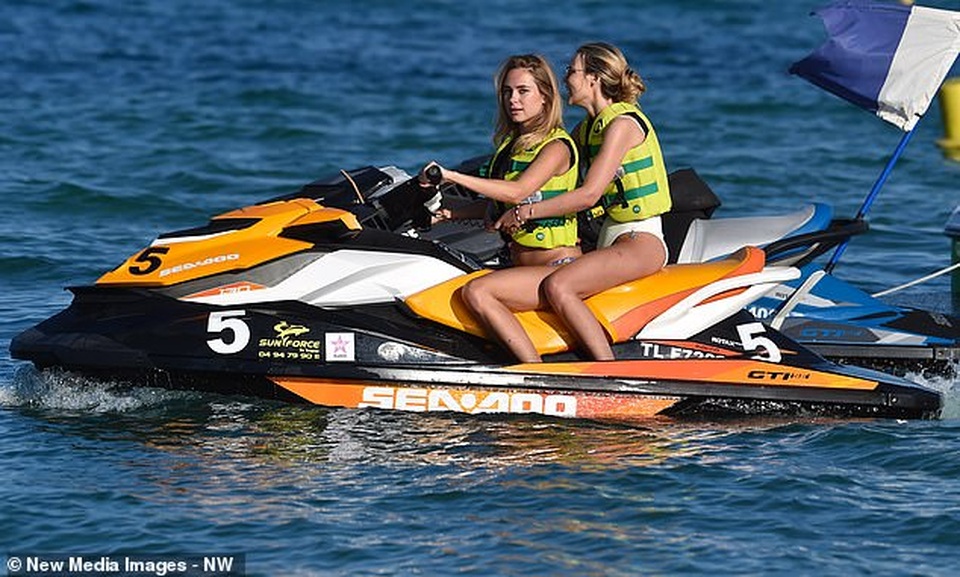 Kimberley Garner cuốn hút từng centimet - 11