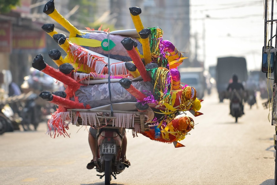 Vàng mã rằm tháng 7: “Đốt” cả trực thăng, ô tô “cỡ khủng” cho người cõi âm - 9 Vàng mã rằm tháng 7: “Đốt” cả trực thăng, ô tô “cỡ khủng” cho người cõi âm - 9
