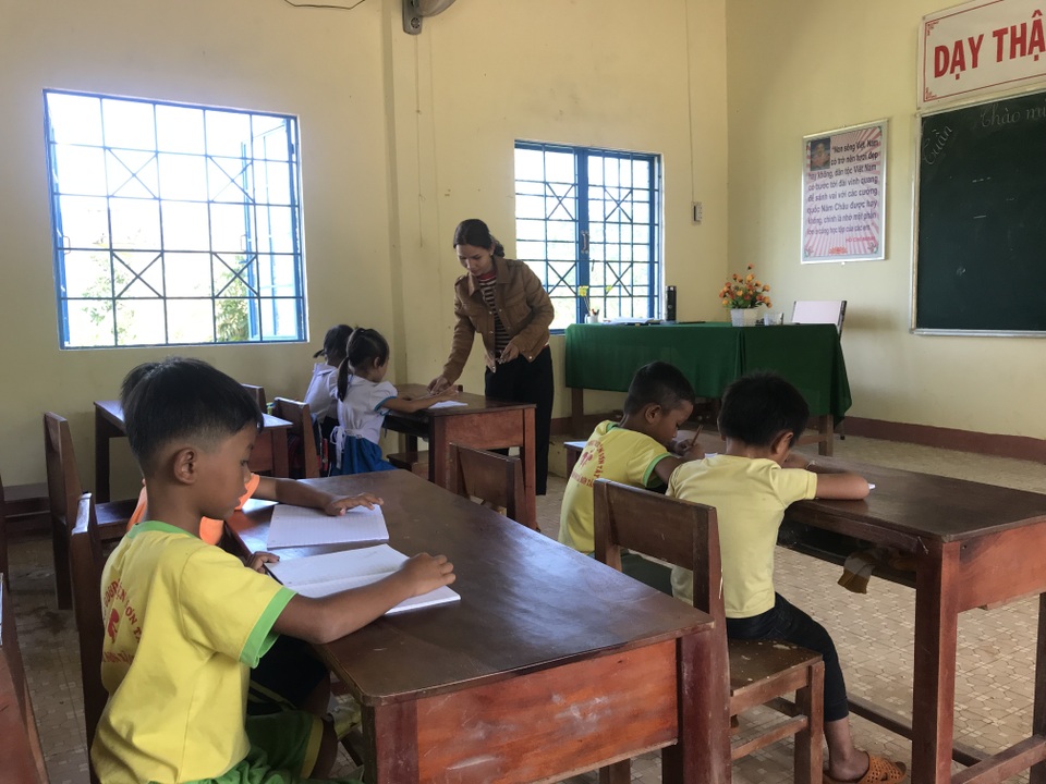 Học sinh dân tộc thiểu số đến trường sớm để học tiếng Việt trước khi vào lớp 1 - 1 Học sinh dân tộc thiểu số đến trường sớm để học tiếng Việt trước khi vào lớp 1 - 1