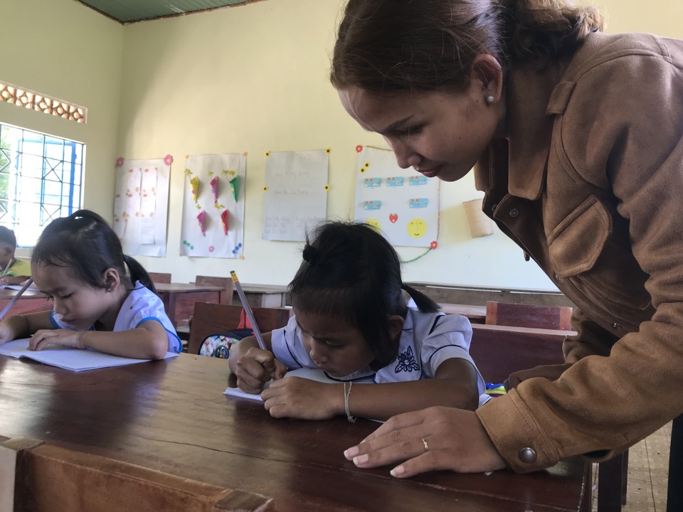 Học sinh dân tộc thiểu số đến trường sớm để học tiếng Việt trước khi vào lớp 1 - 2 Học sinh dân tộc thiểu số đến trường sớm để học tiếng Việt trước khi vào lớp 1 - 2
