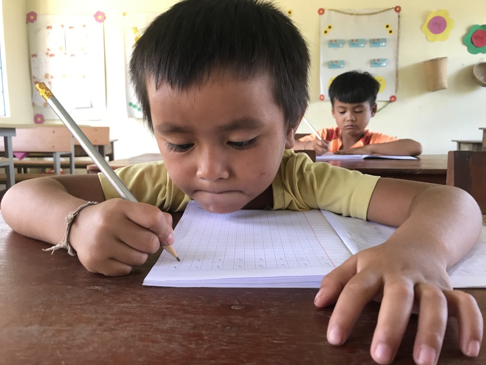 Học sinh dân tộc thiểu số đến trường sớm để học tiếng Việt trước khi vào lớp 1 - 3 Học sinh dân tộc thiểu số đến trường sớm để học tiếng Việt trước khi vào lớp 1 - 3