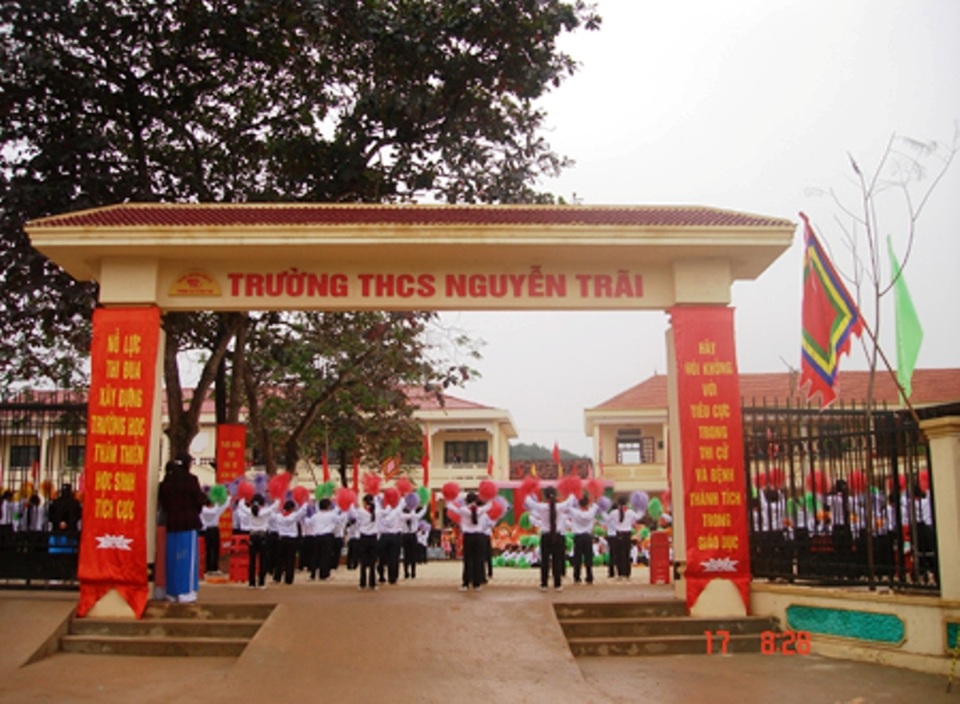 Bé gái 4 tuổi rơi xuống bể bơi đuối nước tại trường học - 1