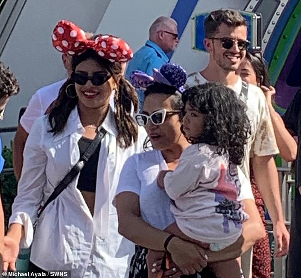 Priyanka Chopra nhí nhảnh bên chồng kém 10 tuổi - 2 Priyanka Chopra nhí nhảnh bên chồng kém 10 tuổi - 2