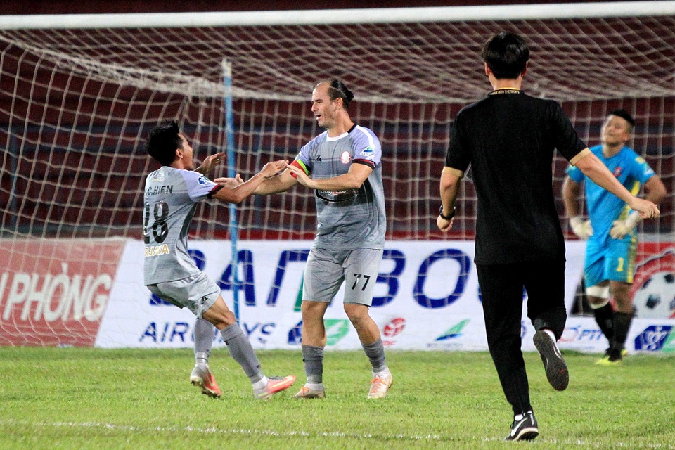 TPHCM hụt hơi trong cuộc đua vô địch V-League: Đâu phải vì bầu Đức! - 1 TPHCM hụt hơi trong cuộc đua vô địch V-League: Đâu phải vì bầu Đức! - 1