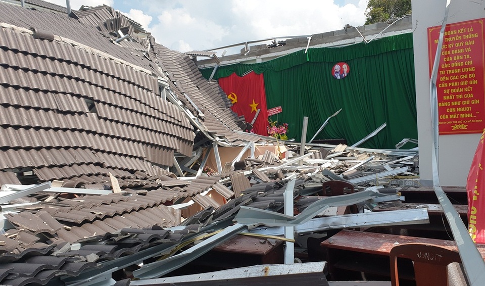 Hội trường sập mái sau 8 tháng đưa vào sử dụng - 1 Hội trường sập mái sau 8 tháng đưa vào sử dụng - 1