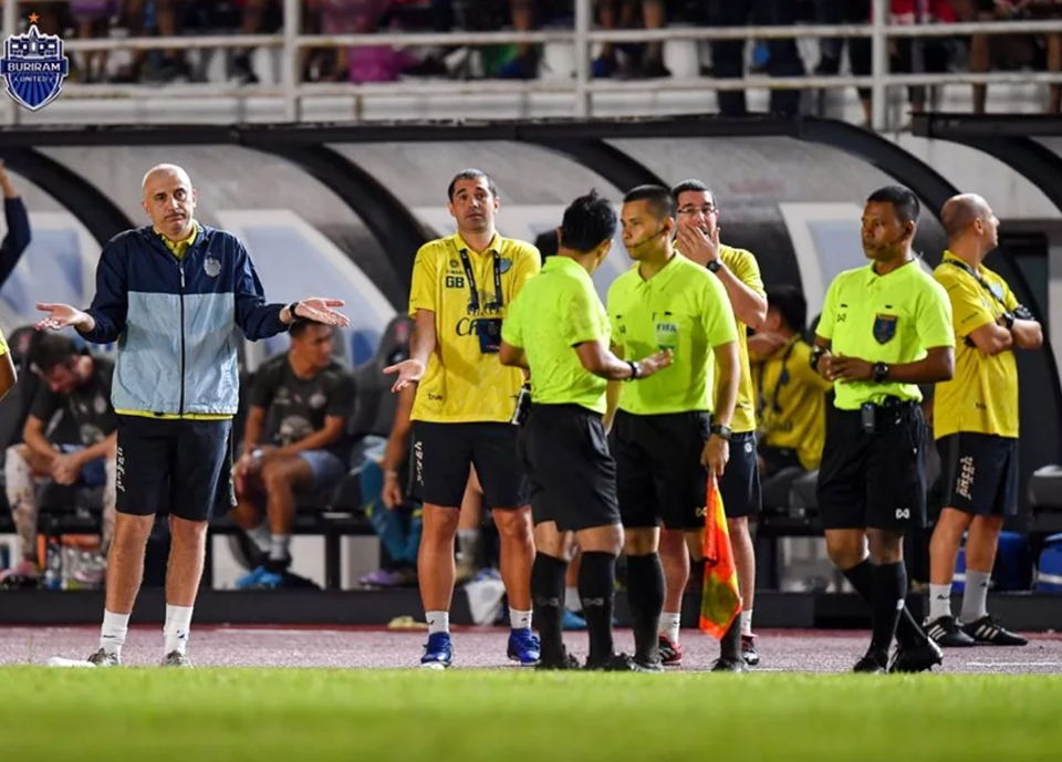 Phản ứng trọng tài, cầu thủ tự ý dừng trận đấu tại Thai League - 2