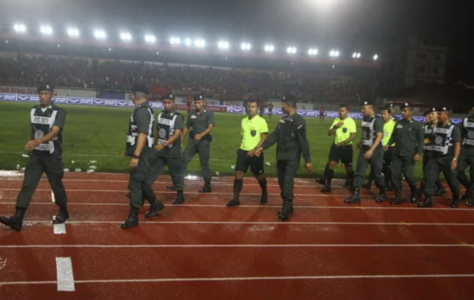 Phản ứng trọng tài, cầu thủ tự ý dừng trận đấu tại Thai League - 3