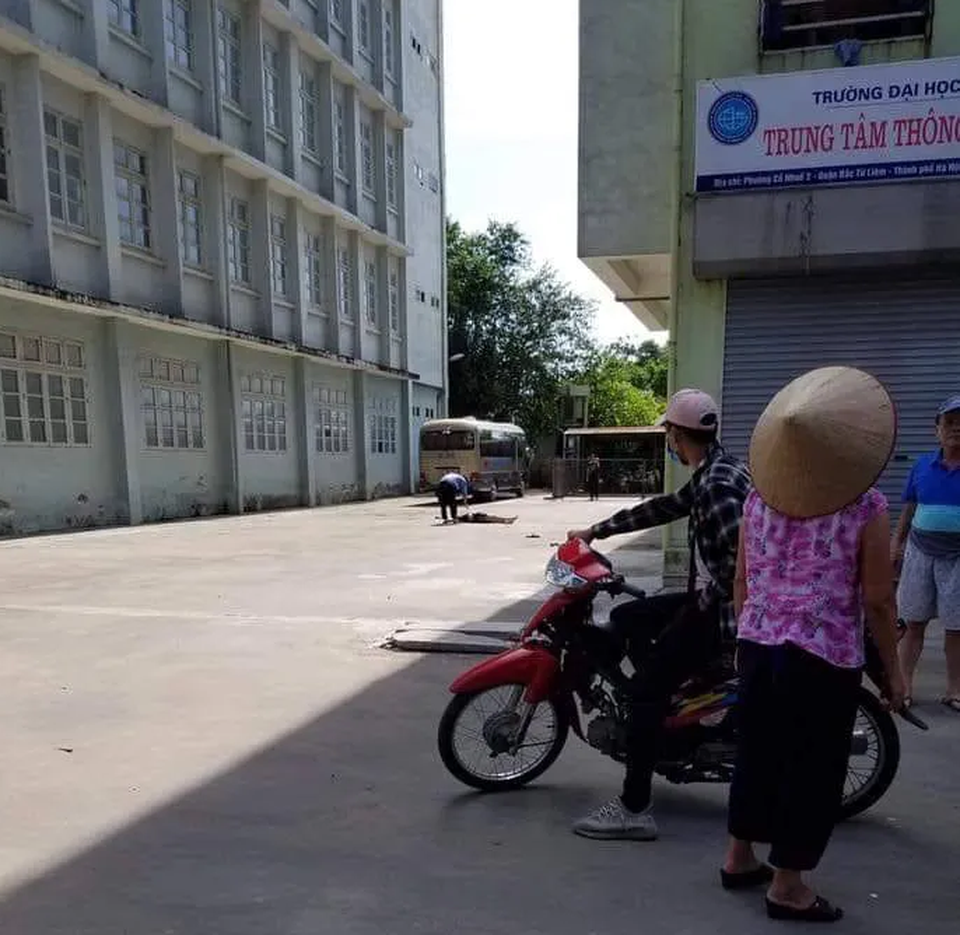 Nam thanh niên rơi từ tầng 9 ký túc xá Đại học Mỏ Hà Nội xuống đất - 1 Nam thanh niên rơi từ tầng 9 ký túc xá Đại học Mỏ Hà Nội xuống đất - 1