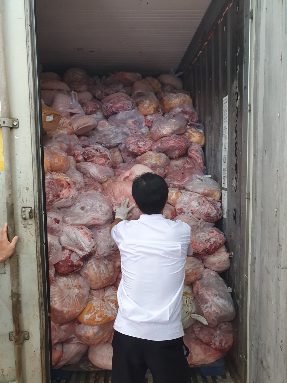 Thu giữ 40 tấn thịt đông lạnh hôi thối suýt bị làm giò chả - 2 Thu giữ 40 tấn thịt đông lạnh hôi thối suýt bị làm giò chả - 2