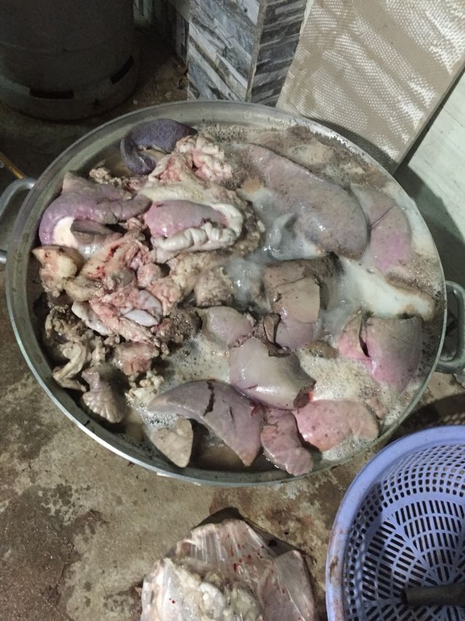 Thu giữ 40 tấn thịt đông lạnh hôi thối suýt bị làm giò chả - 3 Thu giữ 40 tấn thịt đông lạnh hôi thối suýt bị làm giò chả - 3