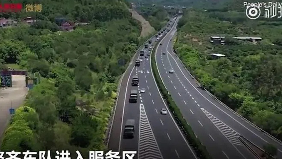 Xe thiết giáp Trung Quốc xuất hiện gần Hong Kong - 3 Xe thiết giáp Trung Quốc xuất hiện gần Hong Kong - 3
