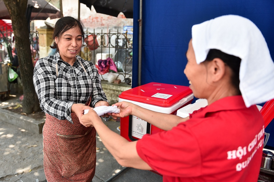 Hà Nội: Dùng xe buýt làm điểm trú nóng cho người lao động - 4 Hà Nội: Dùng xe buýt làm điểm trú nóng cho người lao động - 4