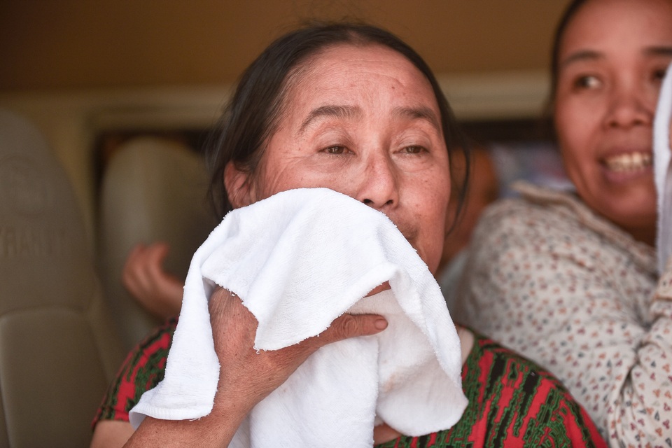 Hà Nội: Dùng xe buýt làm điểm trú nóng cho người lao động - 12 Hà Nội: Dùng xe buýt làm điểm trú nóng cho người lao động - 12