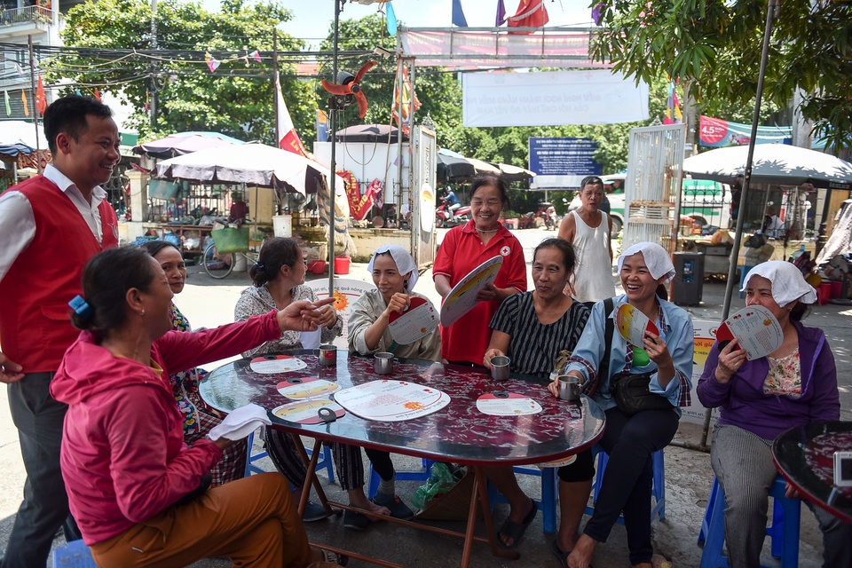 Hà Nội: Dùng xe buýt làm điểm trú nóng cho người lao động - 2 Hà Nội: Dùng xe buýt làm điểm trú nóng cho người lao động - 2