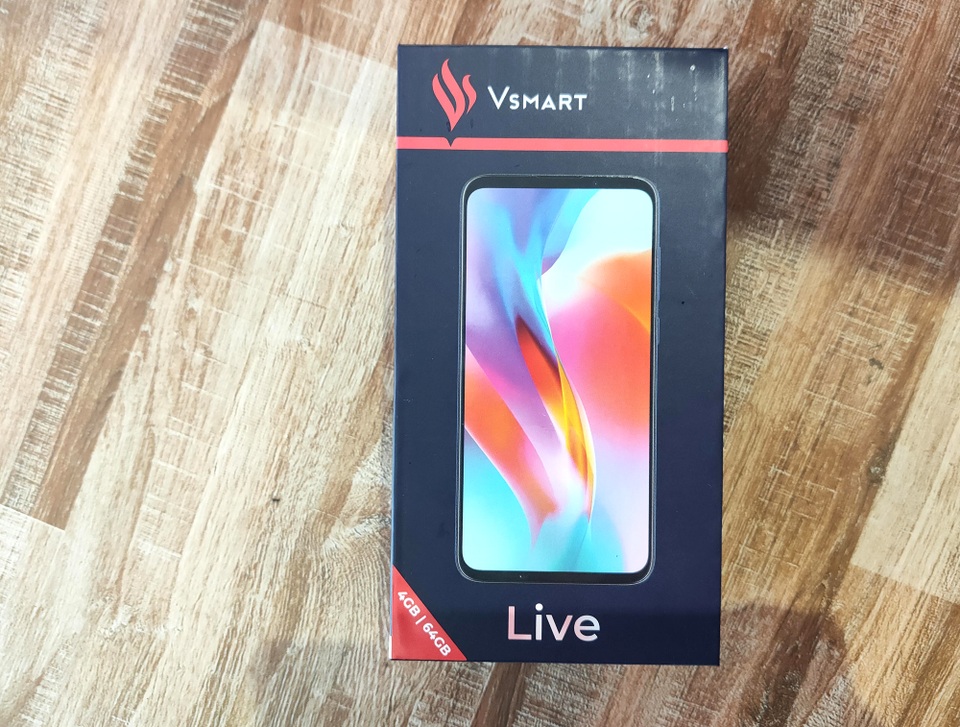 Trên tay Vsmart Live: 3 camera, cảm biến vân tay màn hình giá 6,9 triệu đồng - 1 Trên tay Vsmart Live: 3 camera, cảm biến vân tay màn hình giá 6,9 triệu đồng - 1