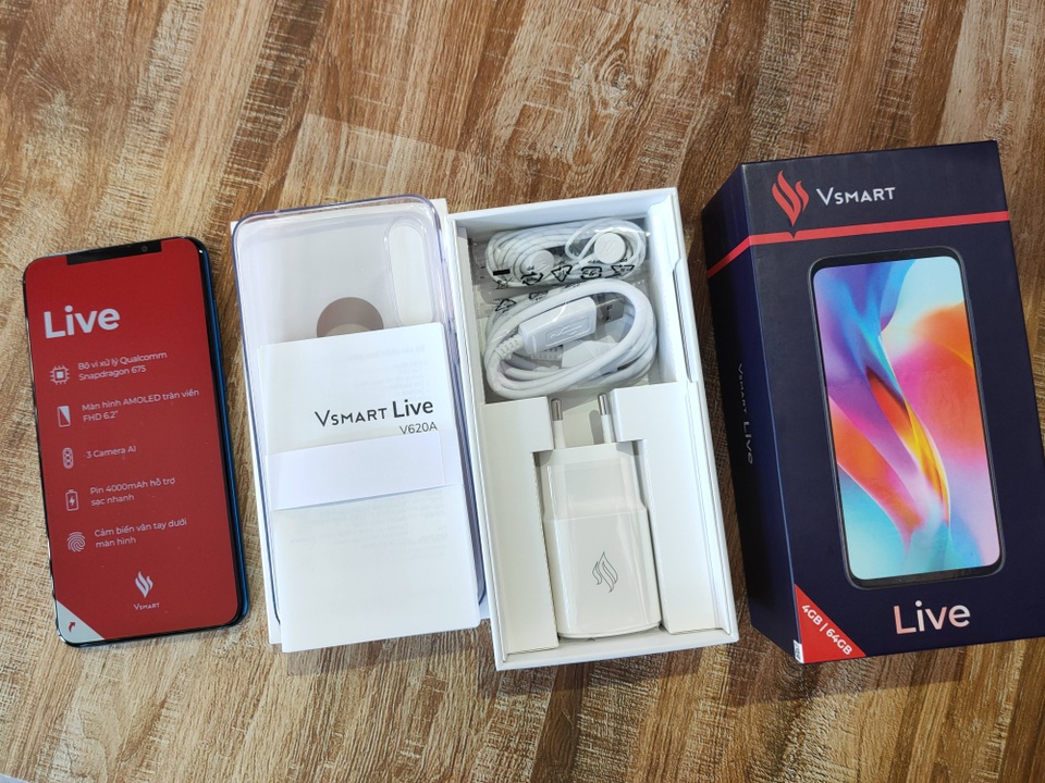 Trên tay Vsmart Live: 3 camera, cảm biến vân tay màn hình giá 6,9 triệu đồng - 2 Trên tay Vsmart Live: 3 camera, cảm biến vân tay màn hình giá 6,9 triệu đồng - 2