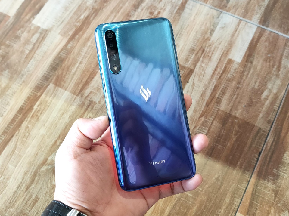 Trên tay Vsmart Live: 3 camera, cảm biến vân tay màn hình giá 6,9 triệu đồng - 3 Trên tay Vsmart Live: 3 camera, cảm biến vân tay màn hình giá 6,9 triệu đồng - 3