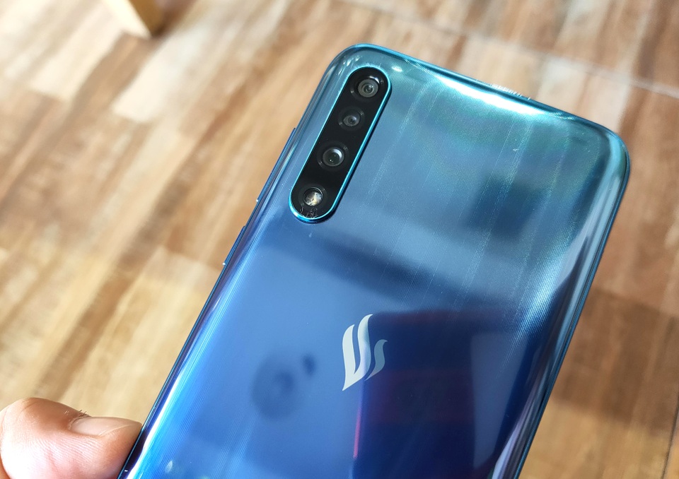 Trên tay Vsmart Live: 3 camera, cảm biến vân tay màn hình giá 6,9 triệu đồng - 4 Trên tay Vsmart Live: 3 camera, cảm biến vân tay màn hình giá 6,9 triệu đồng - 4