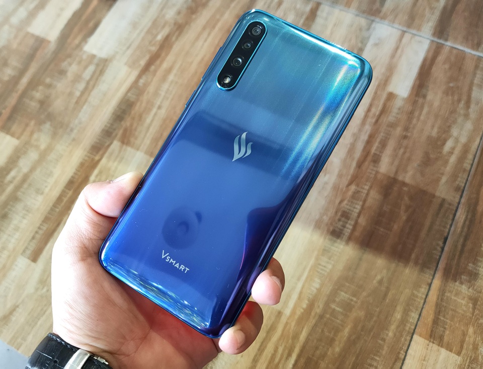 Trên tay Vsmart Live: 3 camera, cảm biến vân tay màn hình giá 6,9 triệu đồng - 6 Trên tay Vsmart Live: 3 camera, cảm biến vân tay màn hình giá 6,9 triệu đồng - 6