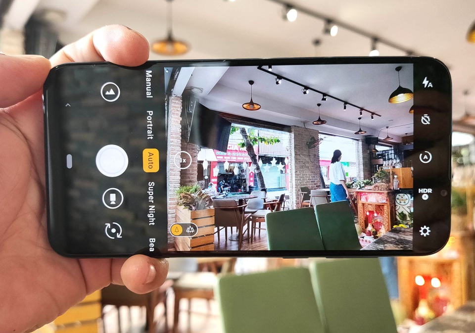 Trên tay Vsmart Live: 3 camera, cảm biến vân tay màn hình giá 6,9 triệu đồng - 7 Trên tay Vsmart Live: 3 camera, cảm biến vân tay màn hình giá 6,9 triệu đồng - 7