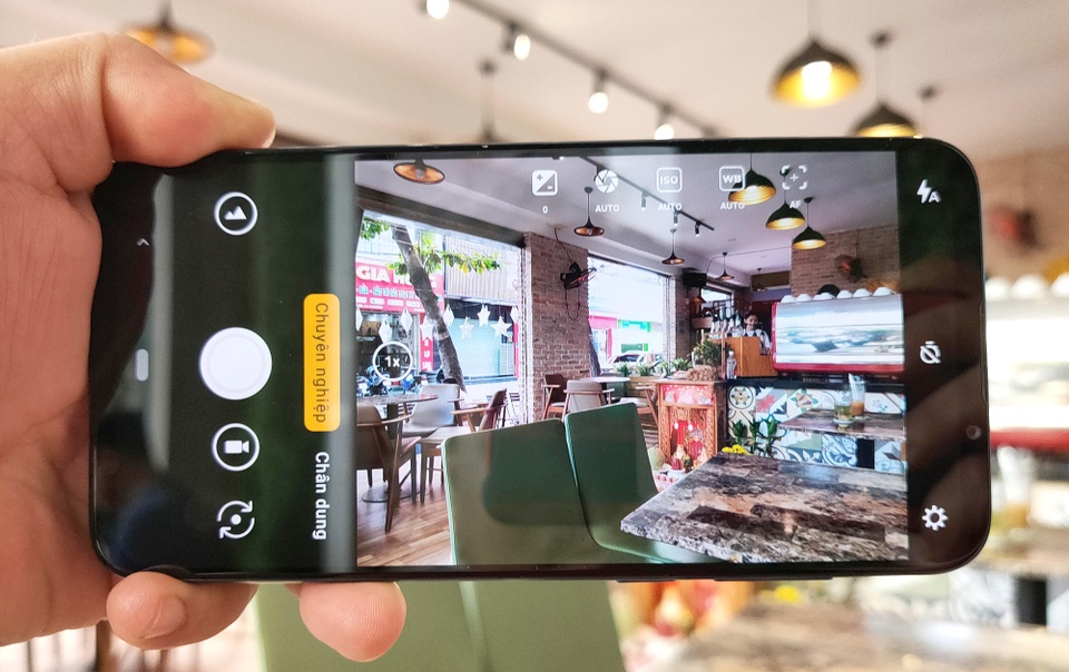 Trên tay Vsmart Live: 3 camera, cảm biến vân tay màn hình giá 6,9 triệu đồng - 8 Trên tay Vsmart Live: 3 camera, cảm biến vân tay màn hình giá 6,9 triệu đồng - 8