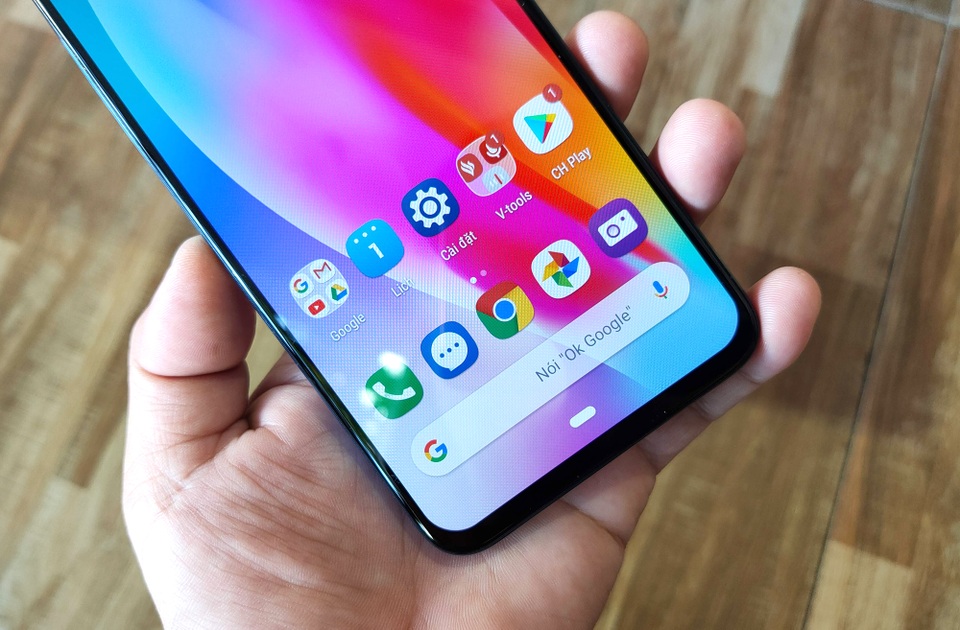 Trên tay Vsmart Live: 3 camera, cảm biến vân tay màn hình giá 6,9 triệu đồng - 11 Trên tay Vsmart Live: 3 camera, cảm biến vân tay màn hình giá 6,9 triệu đồng - 11