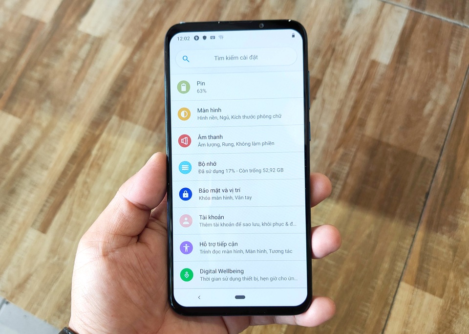 Trên tay Vsmart Live: 3 camera, cảm biến vân tay màn hình giá 6,9 triệu đồng - 12 Trên tay Vsmart Live: 3 camera, cảm biến vân tay màn hình giá 6,9 triệu đồng - 12