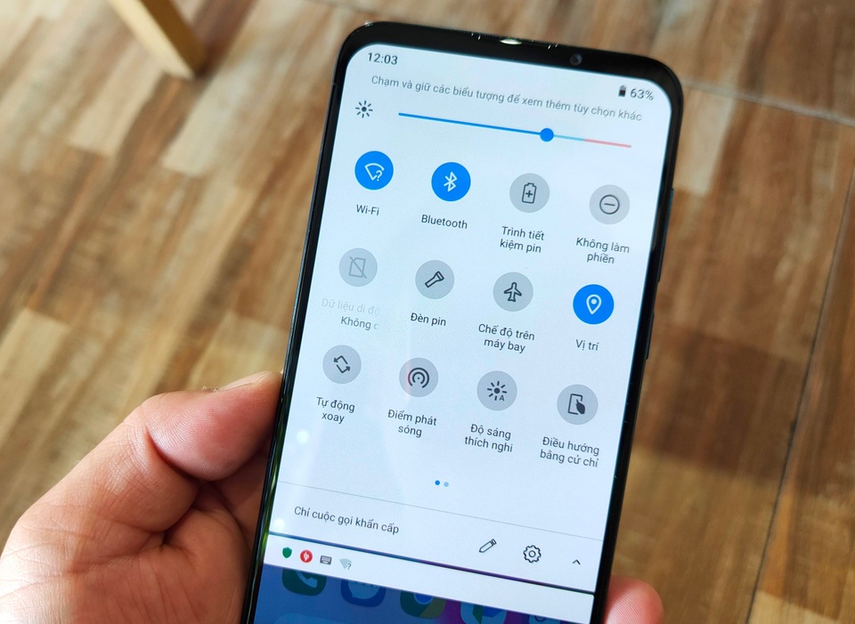 Trên tay Vsmart Live: 3 camera, cảm biến vân tay màn hình giá 6,9 triệu đồng - 13 Trên tay Vsmart Live: 3 camera, cảm biến vân tay màn hình giá 6,9 triệu đồng - 13