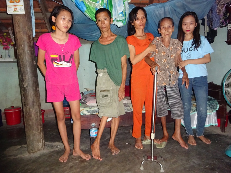 Nỗi cơ cực của người đàn bà gầy như cái que nhiều lần nghĩ chuyện quyên sinh... - 1 Nỗi cơ cực của người đàn bà gầy như cái que nhiều lần nghĩ chuyện quyên sinh... - 1